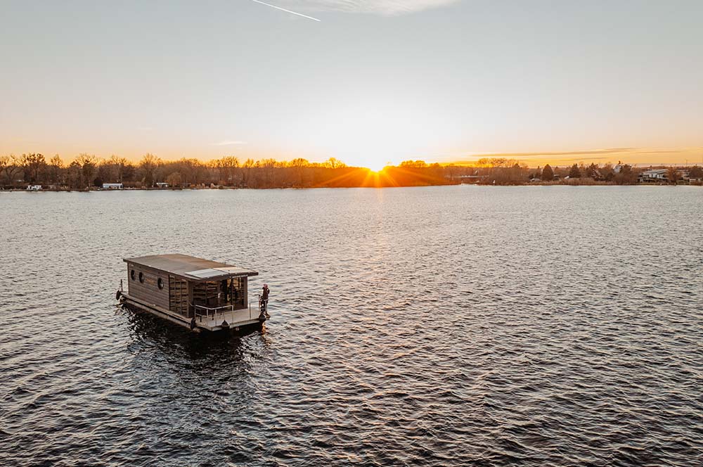 Hausboot fährt durch die malerische Landschaft der Brandenburger Seen, ideal für naturnahe Erholung.