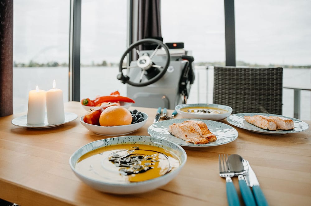 Leckere Speisen auf einem Tisch während Hausbooturlaubs in Brandenburg